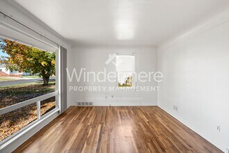 Building Photo - ***COMING SOON***Darling 2 bedroom, 1 bath Home In Spokane