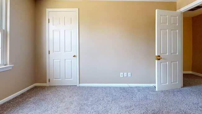 Building Photo - Classic 3 Bedroom with Washer/Dryer | Ches...