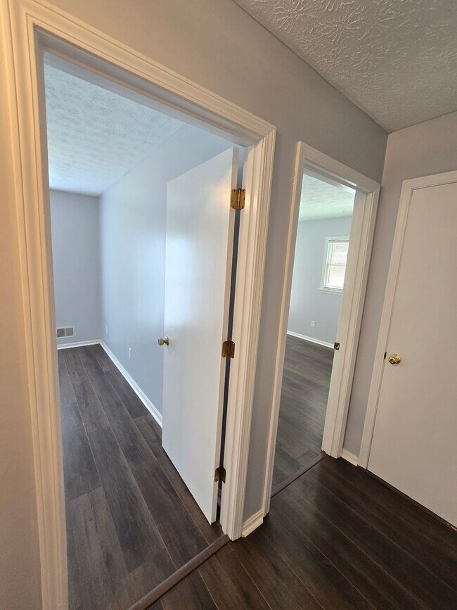 Building Photo - Brick Ranch in the heart of Jeffersontown! Featuring hardwood styled floors, 3 Bedrooms, 1.5 Bath...