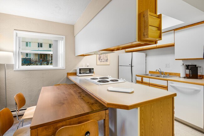 Building Photo - Downtown Anchorage Two Bedroom Two Bath (102)