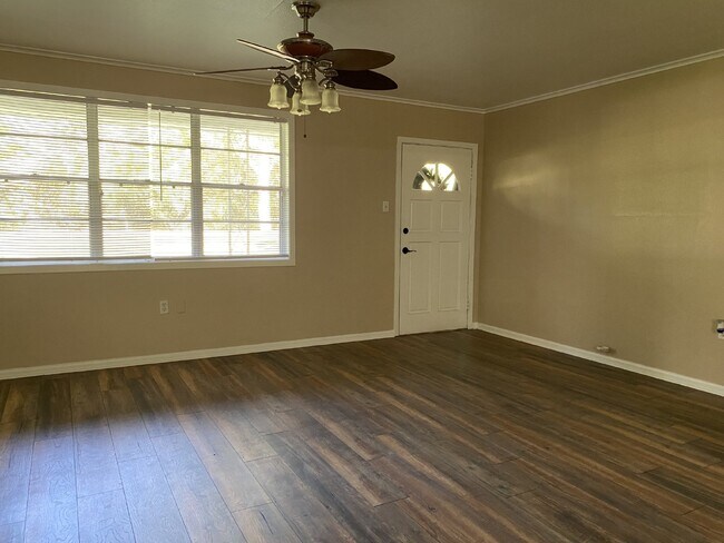Building Photo - Charming 2 Bedroom Rental with Wood Floors in Port Allen!