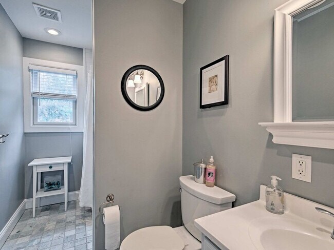 Building Photo - 14 Millstone Dr