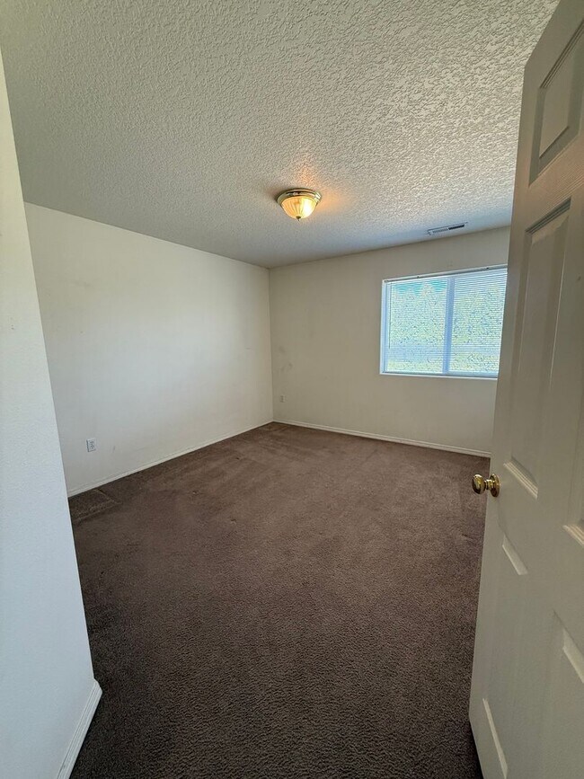 Building Photo - Spacious 4-Bedroom Rental Home in Prime Pa...