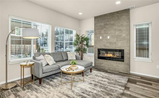 Building Photo - Beautiful Almost new 3 bed +den home in Ly...