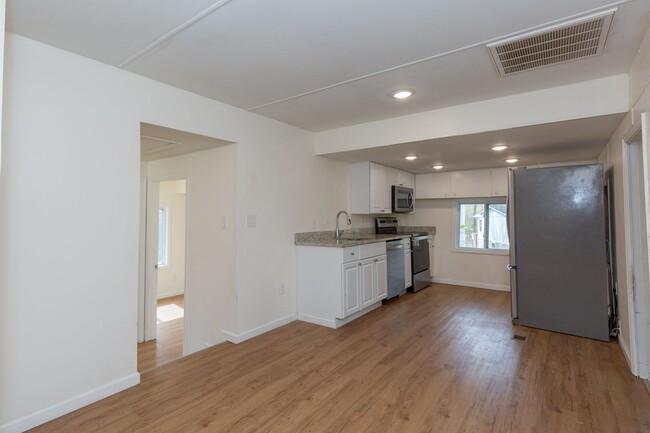 Building Photo - 2 Bed, 2 Full Bath Single Family Home in H...