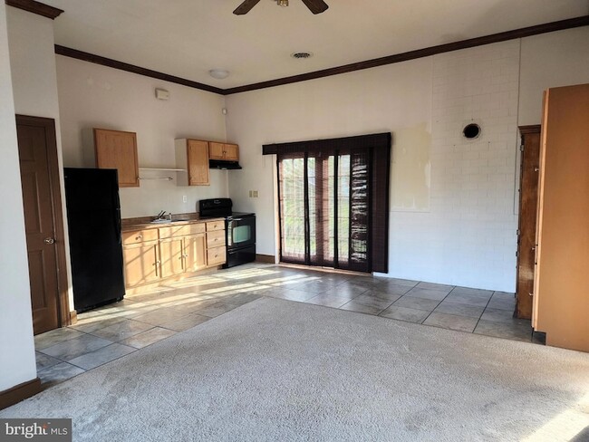 Building Photo - 203 W 5th Ave