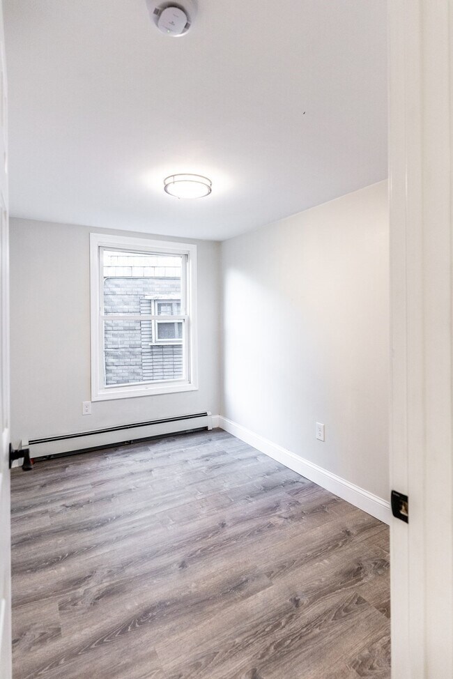 Building Photo - 17 Bickerton St