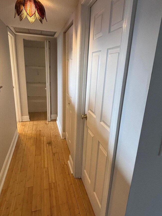 Building Photo - 725 Lori Dr