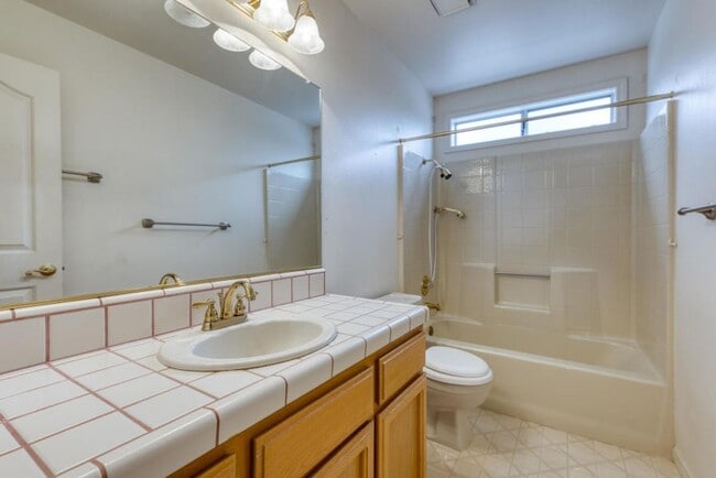 Building Photo - SPACIOUS 3 BED 2.5 BATH HOUSE WITH 3 CAR GARAGE