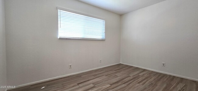 Building Photo - 5525 E Thomas Rd