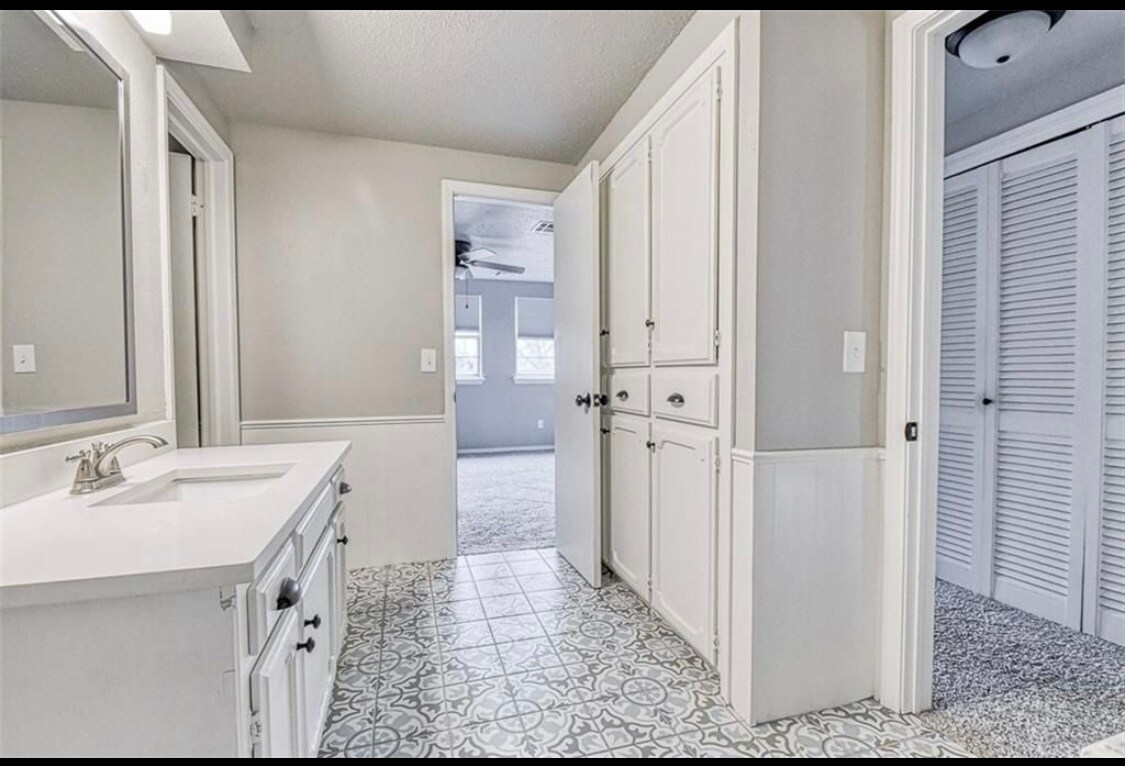 Upstairs Bathroom - 1620 S Berry Rd