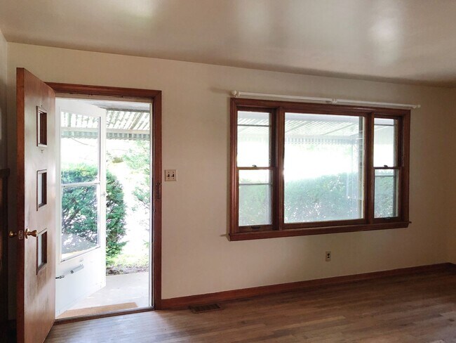 Building Photo - 417 E Hillside Dr