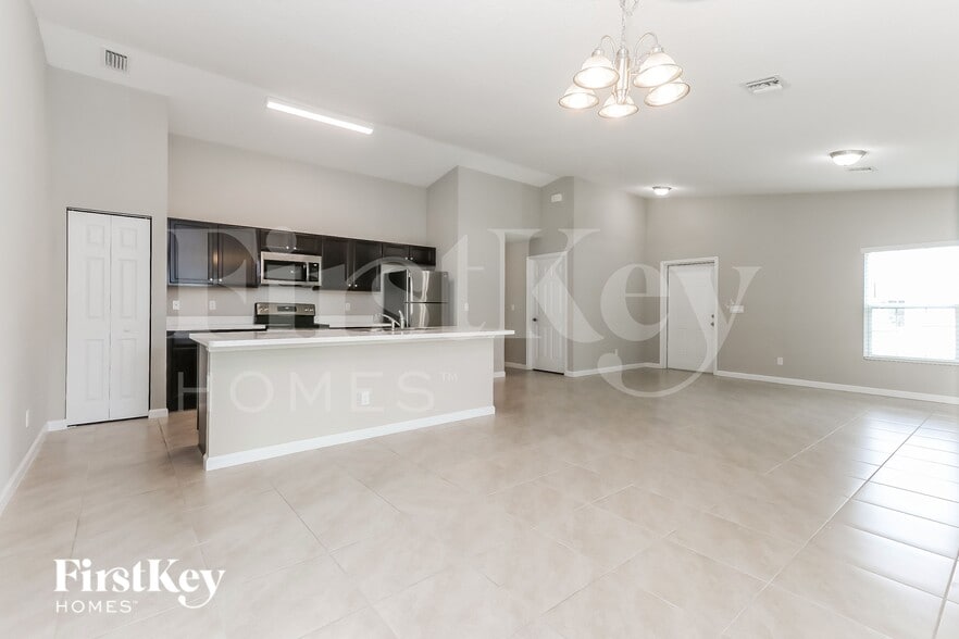 Building Photo - 1809 SW Cycle St