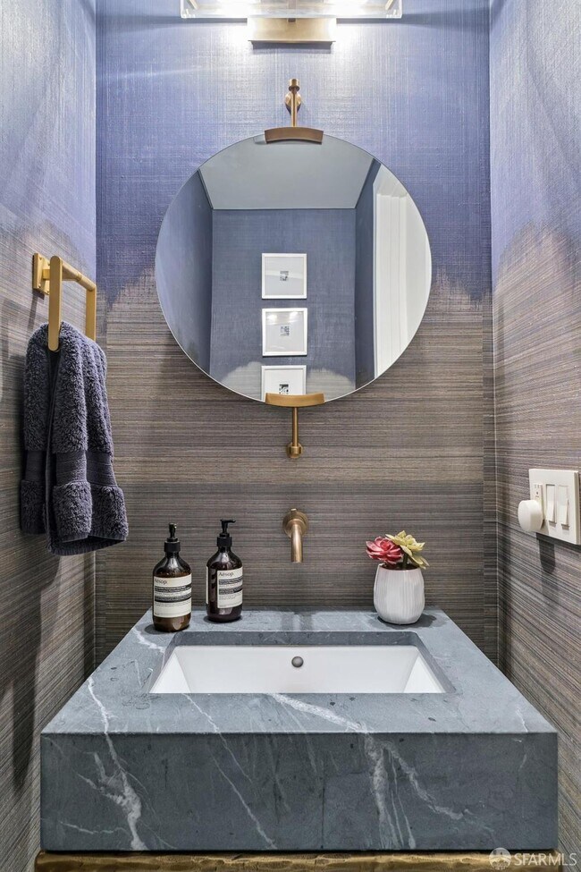 Building Photo - 7 Seymour St