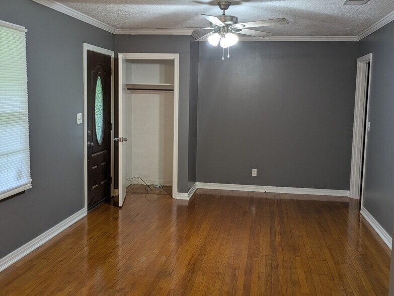 Living room - 162 W Thomas Dr