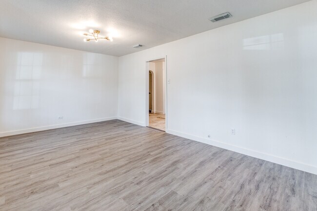 Building Photo - 827 Ware Blvd
