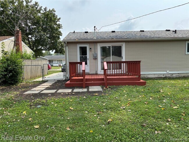 Building Photo - 15760 Oakbrook St