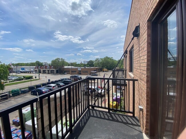 Building Photo - 5911 N Northwest Hwy