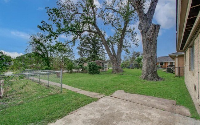 Building Photo - 502 Guyer St