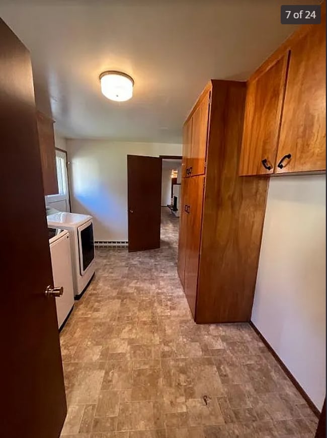 Building Photo - 3-Bed 2-bathroom Home