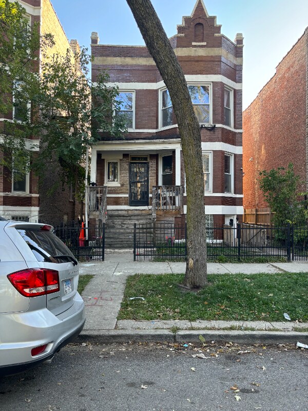Primary Photo - 2133 S Millard Ave