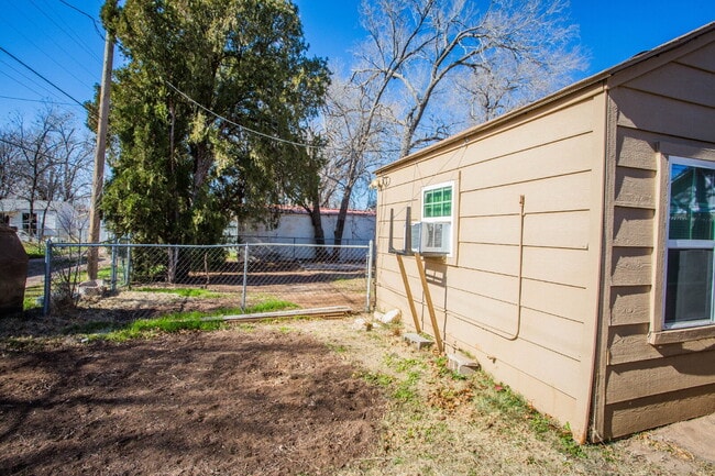 Building Photo - Lovely Rear Unit with a Yard!