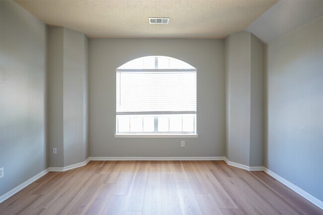 Building Photo - 2403 Blue Shadow Dr