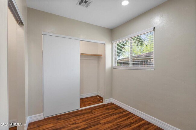 Building Photo - 838 E Belmont Ave