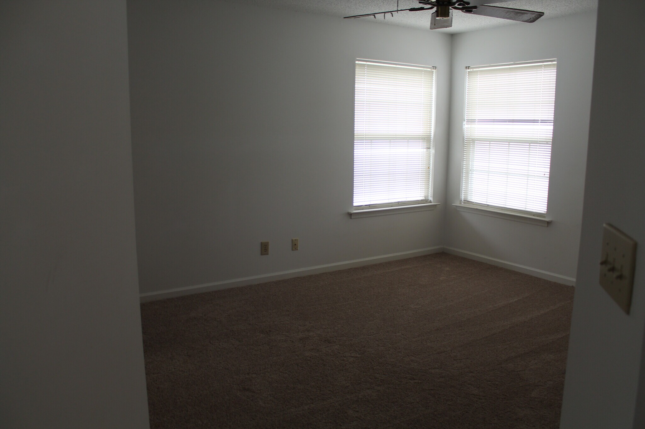 Building Photo - 2225 Huntingdon Dr