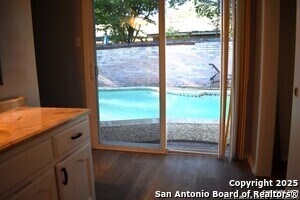 Building Photo - 6819 Heatherbrook