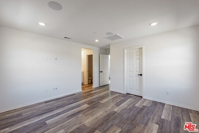 Building Photo - 27639 Sawtooth Ln