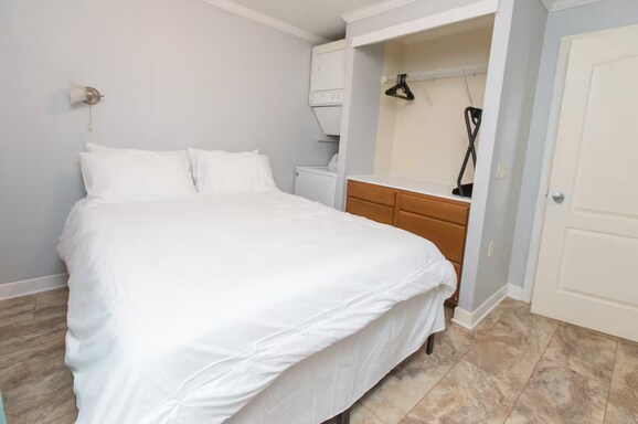 Building Photo - 589 Bernard Street