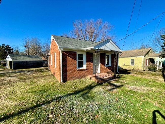 Building Photo - 3 Bedroom 1 Bathroom Home Located In Green...