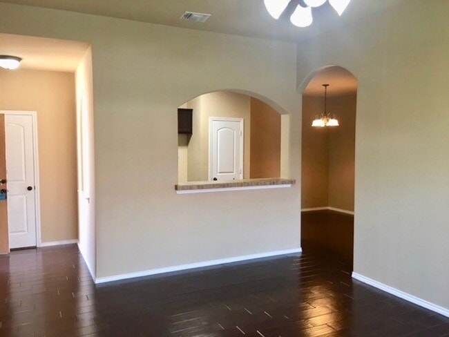 Building Photo - Availabe Now! Nice 3 Bedroom Duplex located in New Braunfels!
