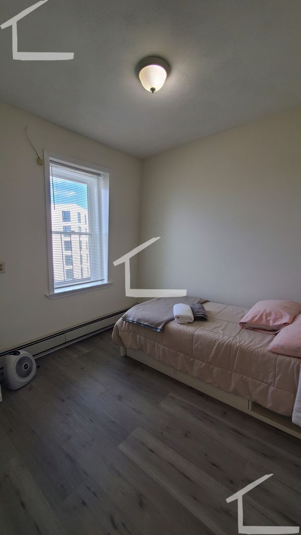 Building Photo - Conveniently located, beautifully maintained Apt with modern appliances.  A/C.  Near Public Trans...
