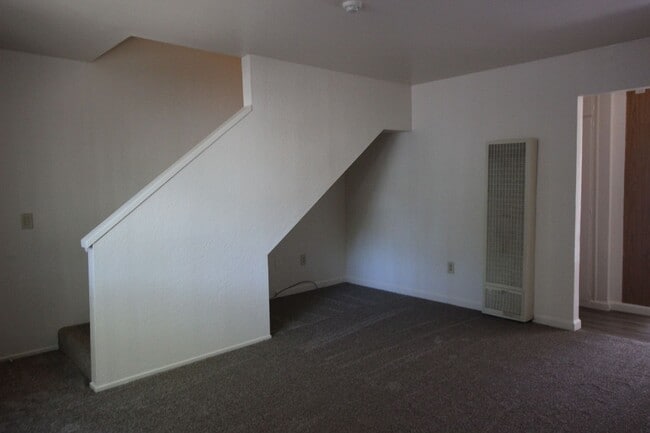 Building Photo - 2 Bedroom Townhome for Rent