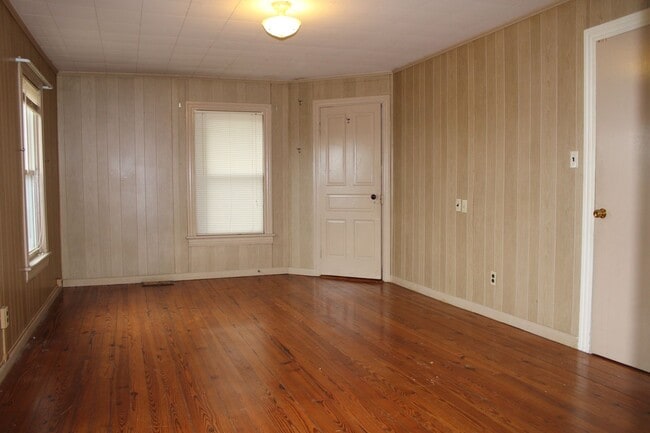 Building Photo - Charming Single Family Home