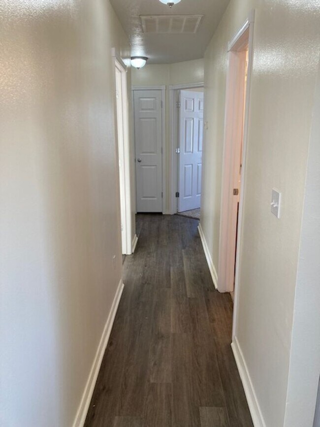 Building Photo - Great location 3 bedroom 2 bath home