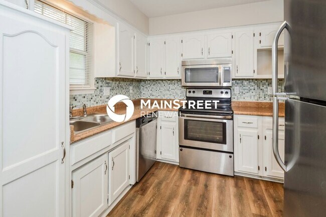Building Photo - 3 Bedroom Pet-Friendly Home in Lees Summit, MO with Main Street Renewal