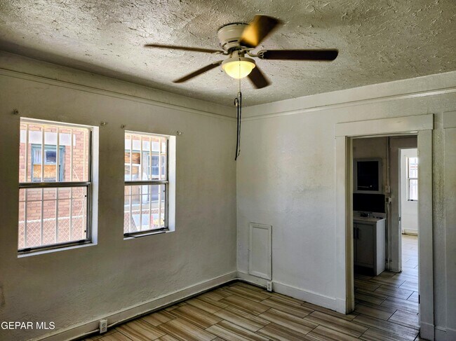 Building Photo - 618 N Estrella St