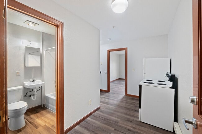 Building Photo - 403 1/2 Garfield St S-19