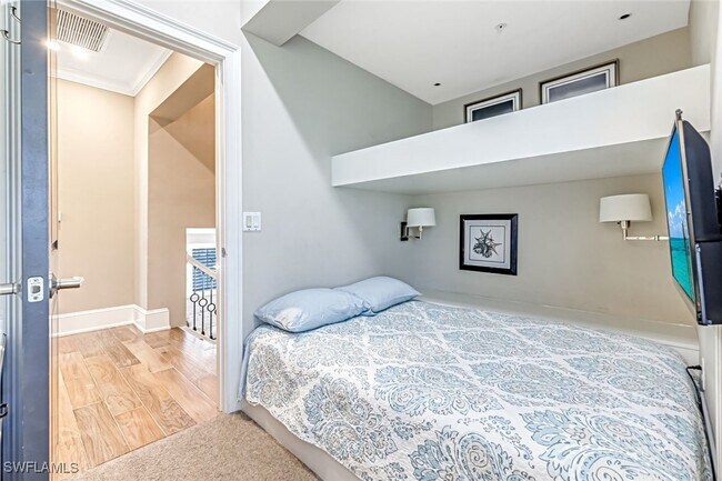 Building Photo - 993 8th St S