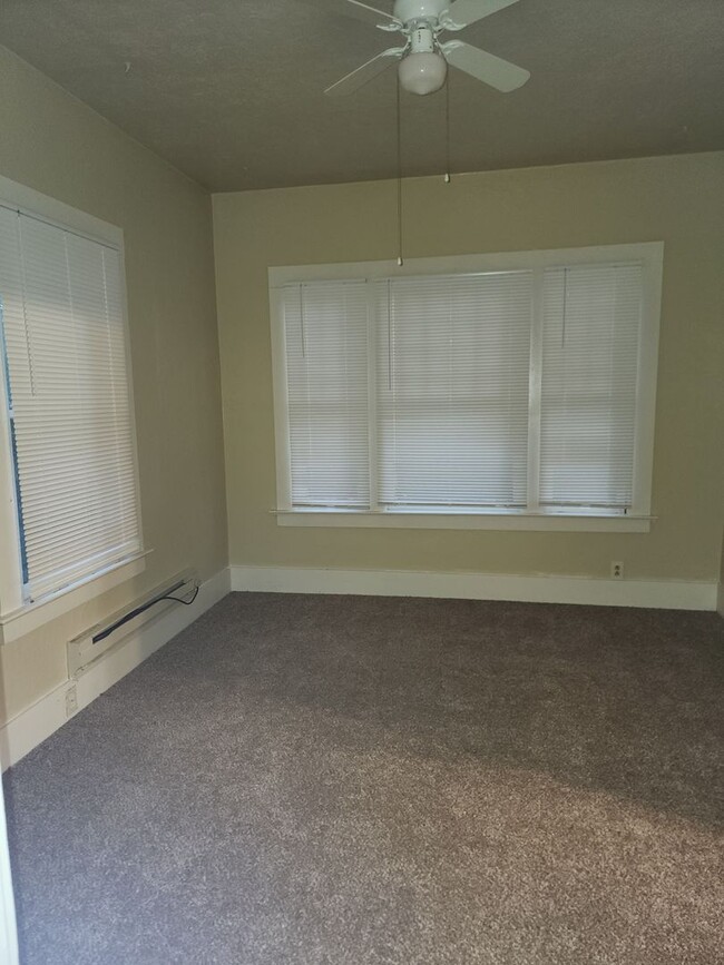 Building Photo - Move in Special -Downtown home, 3 bedroom,...