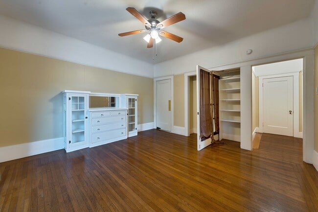 Building Photo - Charming Midtown 1-Bedroom Apartment with ...