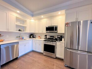 Building Photo - 371 Main St