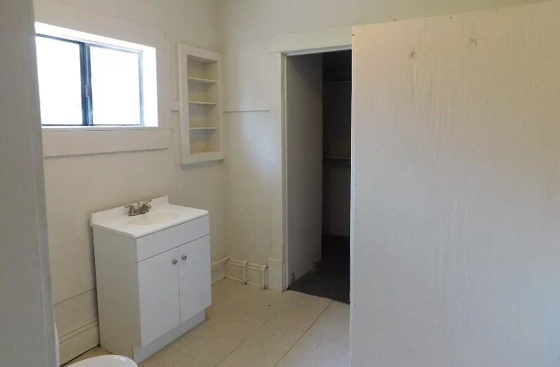 Building Photo - 3115 W 40th St