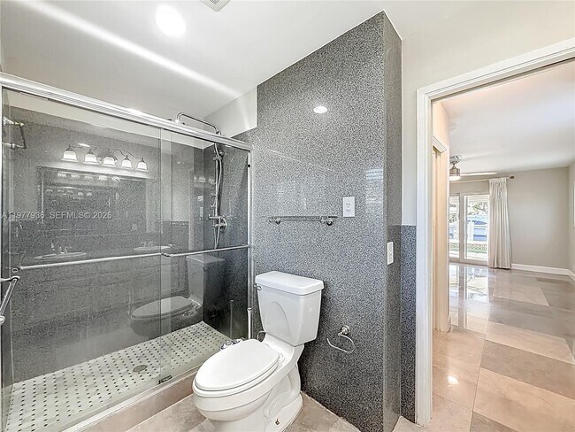 Building Photo - 2770 NE 8th Ct