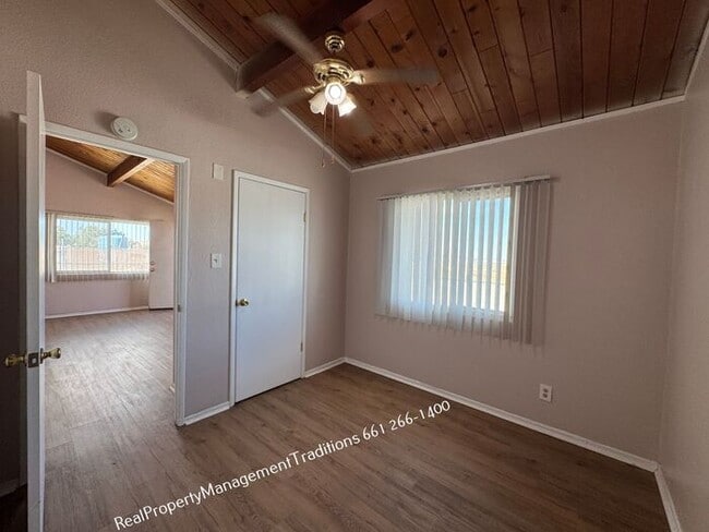 Building Photo - Charming 2 + 1 Duplex in Rosamond