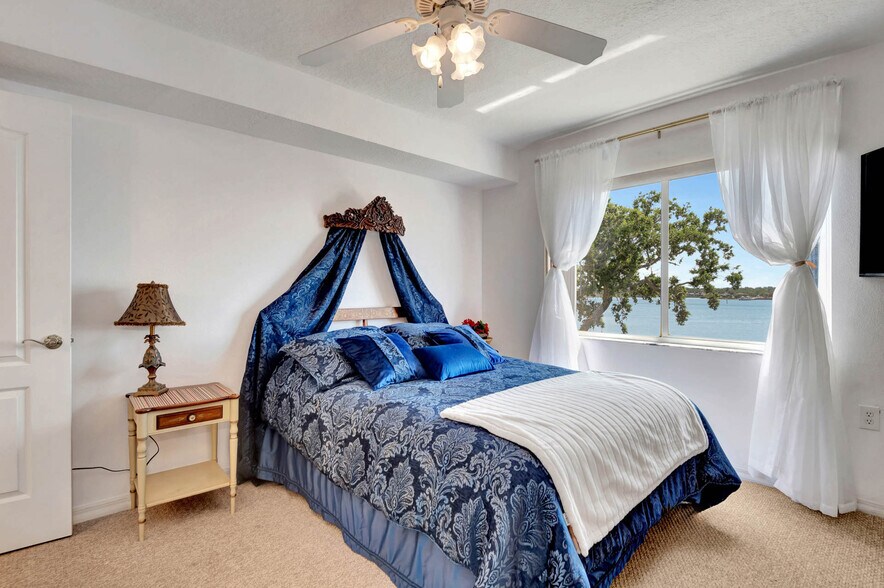 Building Photo - 711 N Halifax Ave