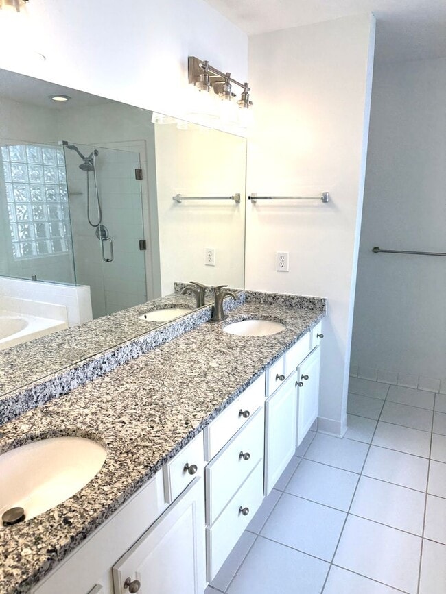 Building Photo - ** 3 Bed 2 Bath Located across from AUM **...